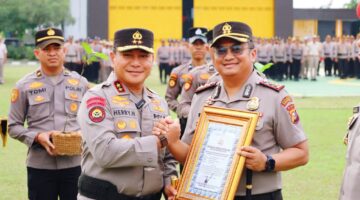 Kapolda Riau Apresiasi 133 Personel Berprestasi Lewat Penghargaan