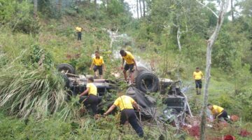Quick Response Brimob Aceh Evakuasi Korban Kecelakaan Tunggal di Seukulen